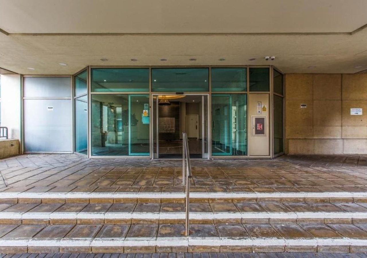 building_entrance_1280x900